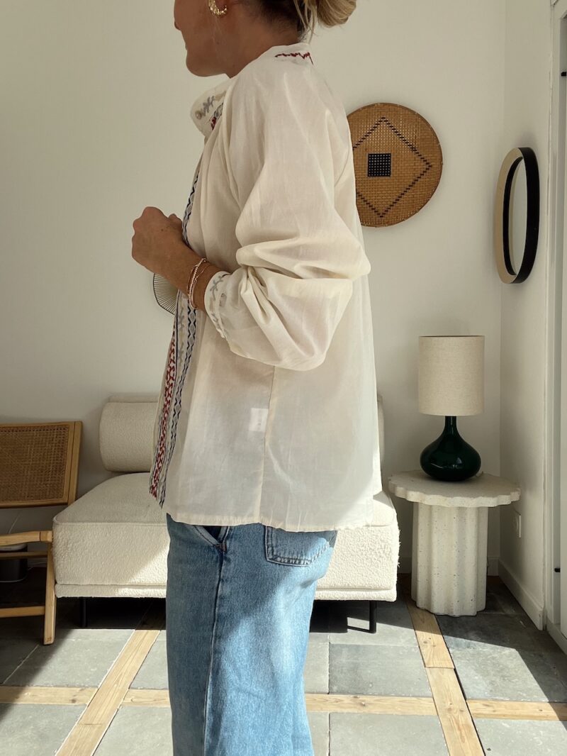 vu de coté chemise col rond brodée