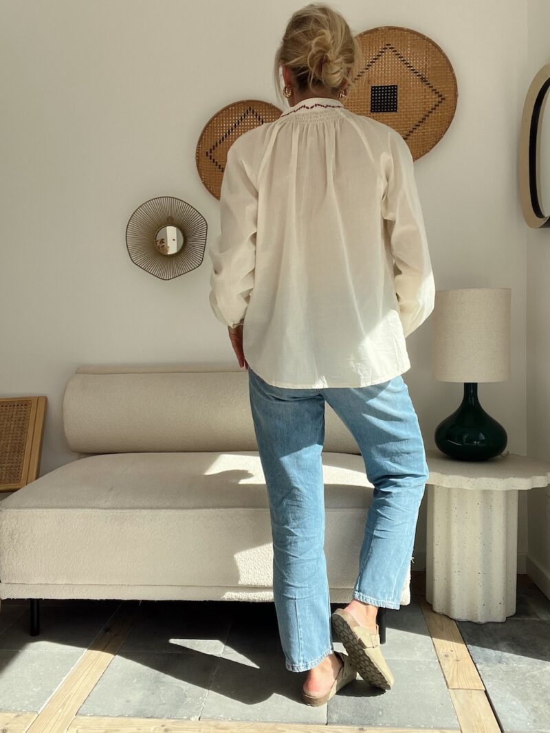 look chic avec chemise brodée écrue