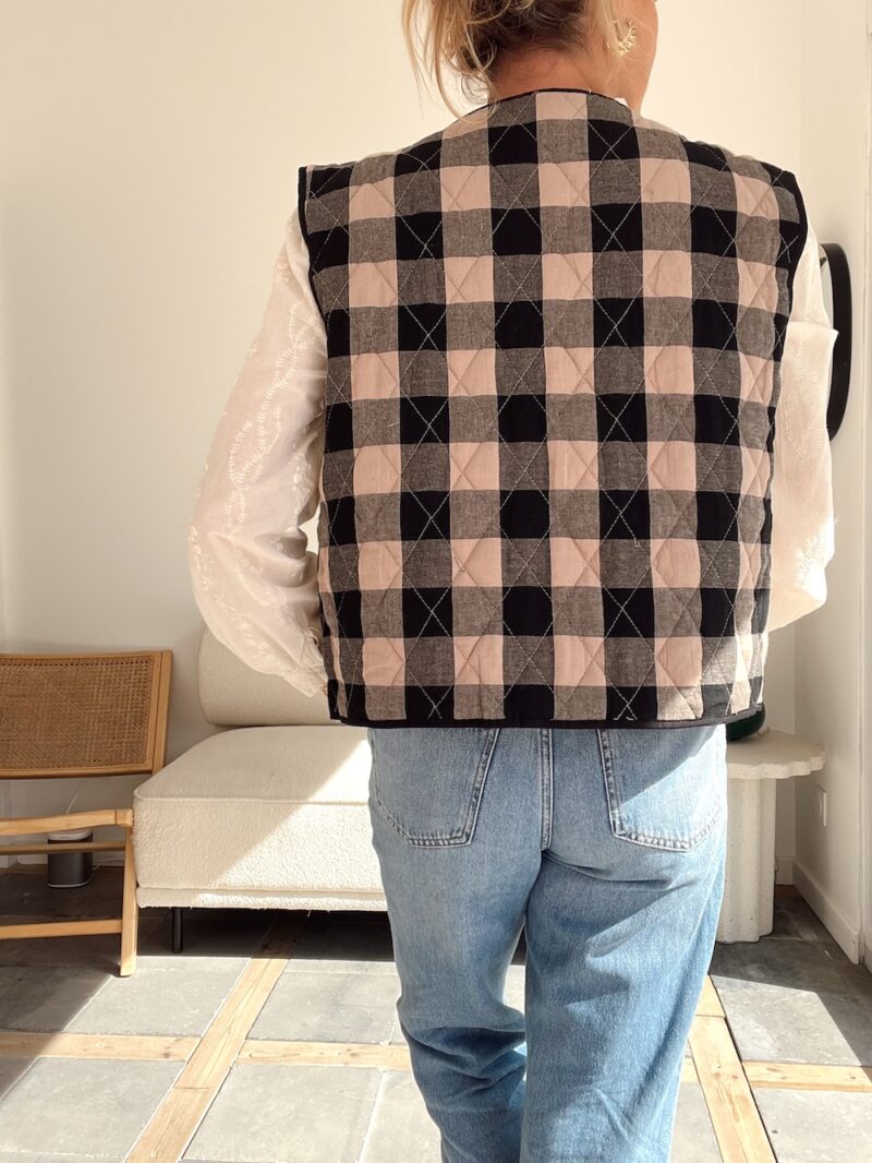vue de dos gilet à carreaux sans manches